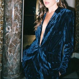 WAYF Dark blue velvet blazer